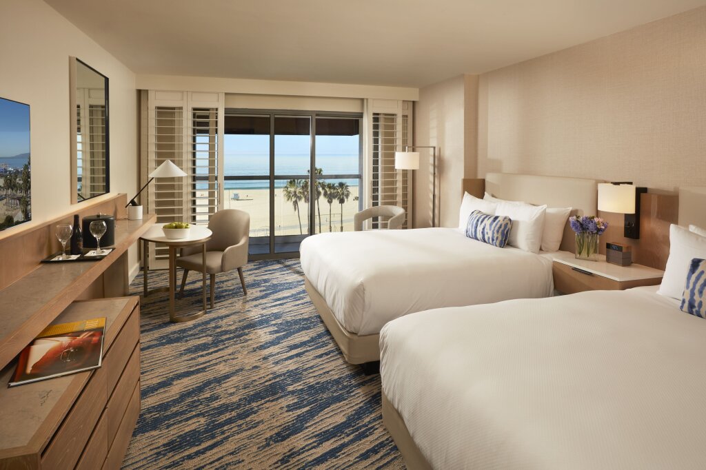 Четырёхместный номер Standard oceanfront Loews Santa Monica Beach Hotel