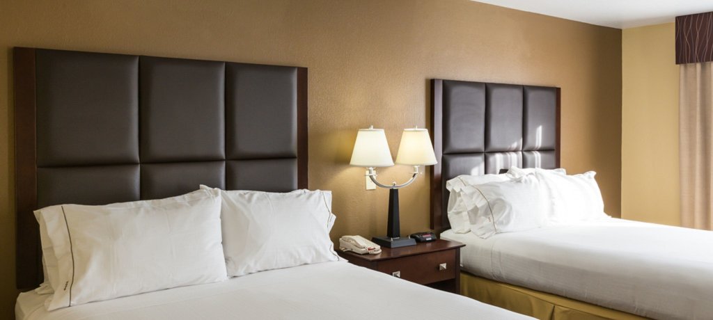 Четырёхместный номер Standard Holiday Inn Express Hotel & Suites Hinesville, an IHG Hotel