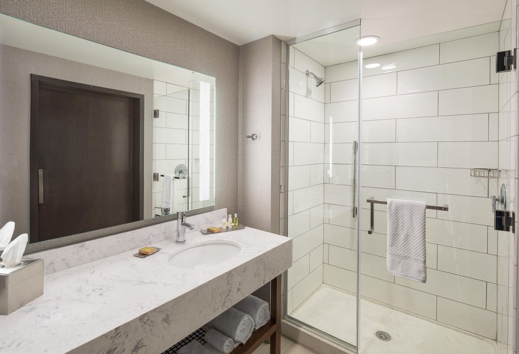 Standard Quadruple room Doubletree By Hilton Greeley At Lincoln Park