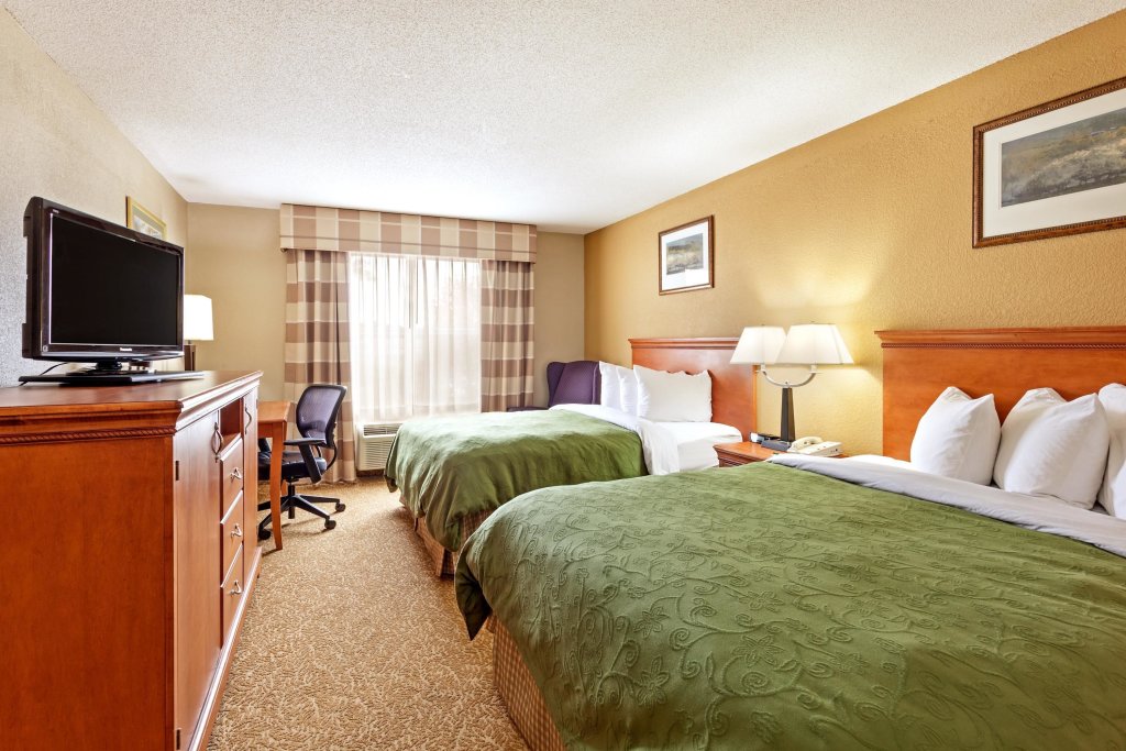 Standard Quadruple room Country Inn & Suites by Radisson, Hinesville, GA