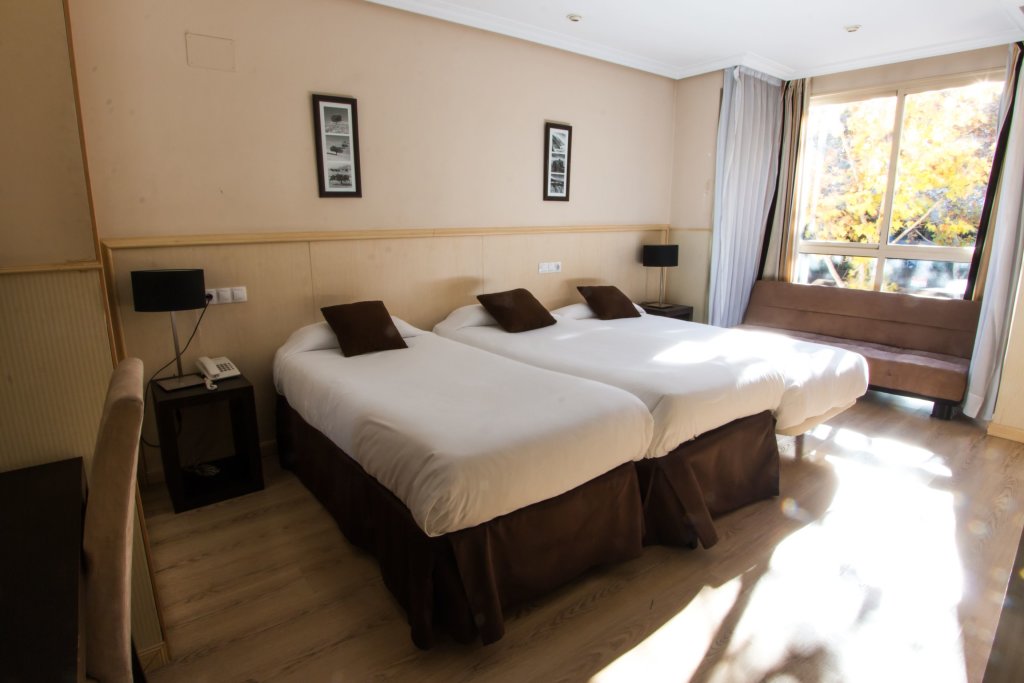 Habitación triple Estándar Hotel Suites Feria de Madrid