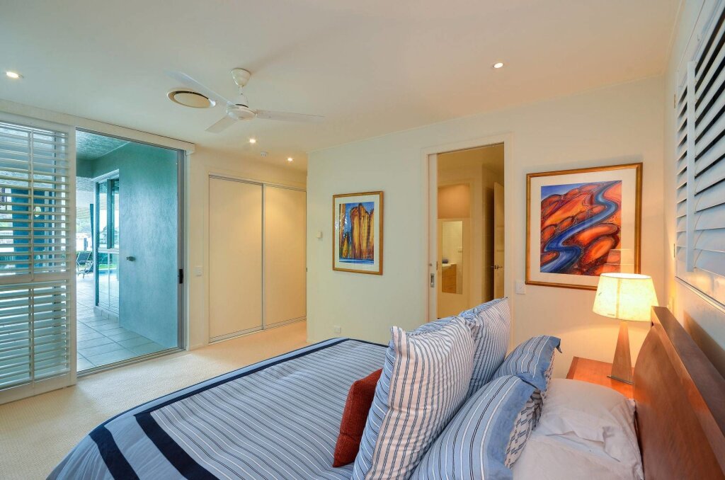 Коттедж с 4 комнатами Pavillion 17 - Waterfront Spacious 4 Bedroom With Own Inground Pool And Golf Buggy