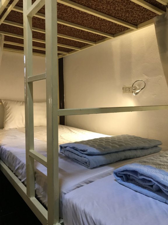 Кровать в общем номере Friendly Backpacker hostel