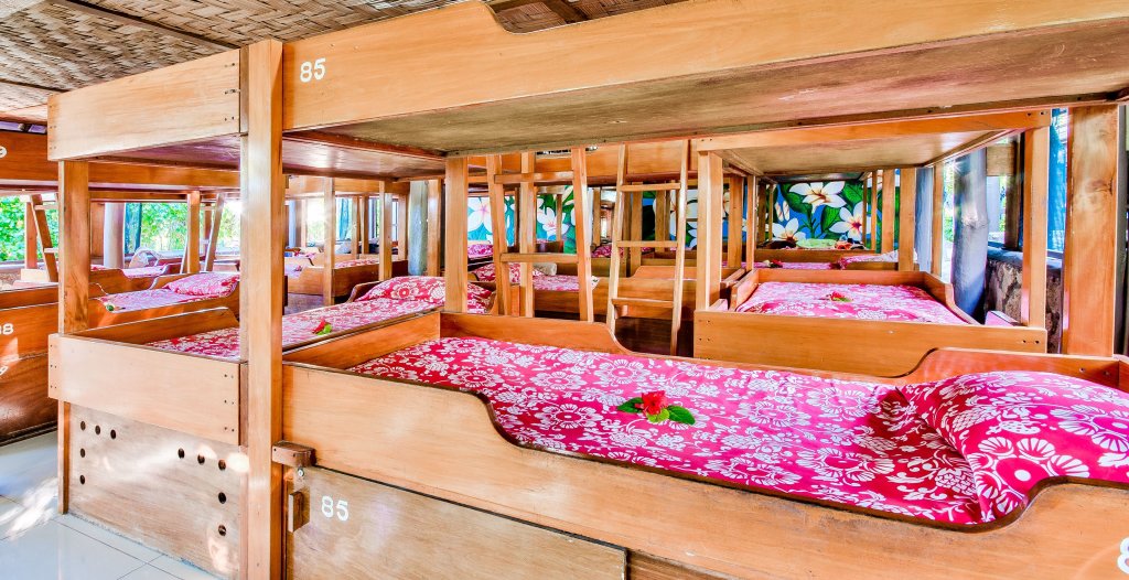 Кровать в общем номере Beachcomber Island Resort
