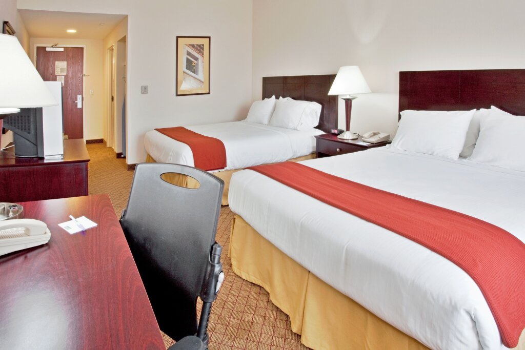 Четырёхместный номер Standard Holiday Inn Express Hotel & Suites Port Richey, an IHG Hotel