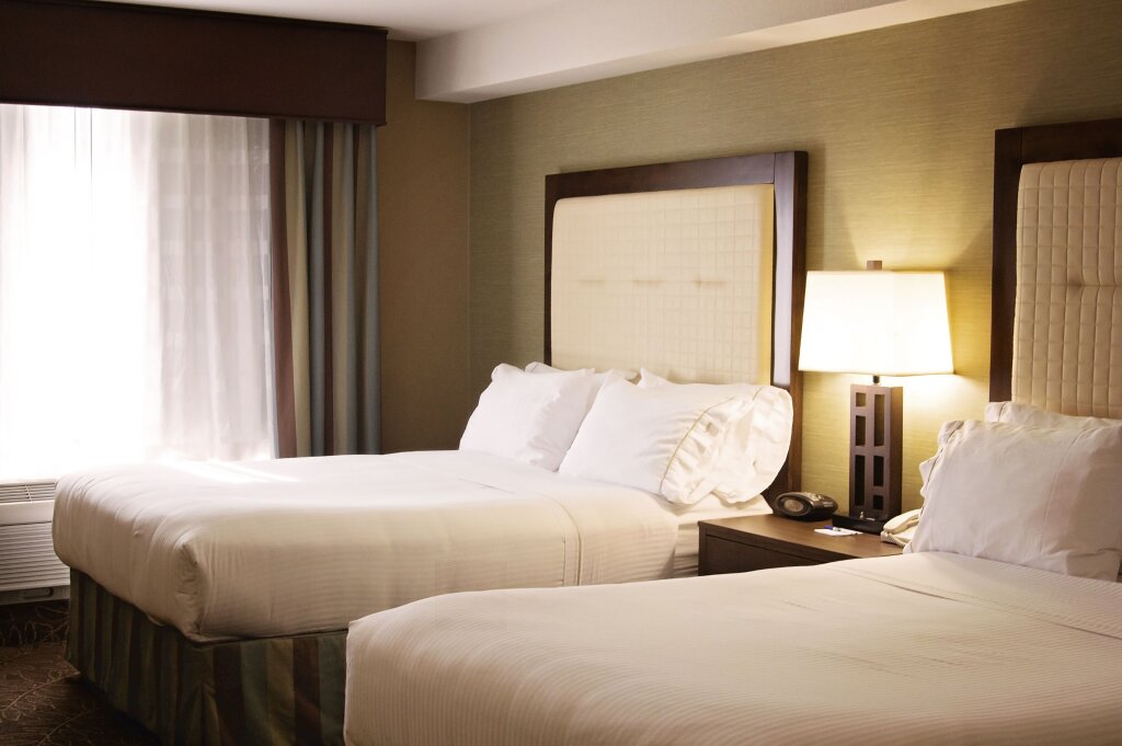 Четырёхместный номер Standard Holiday Inn Express & Suites Logan, an IHG Hotel