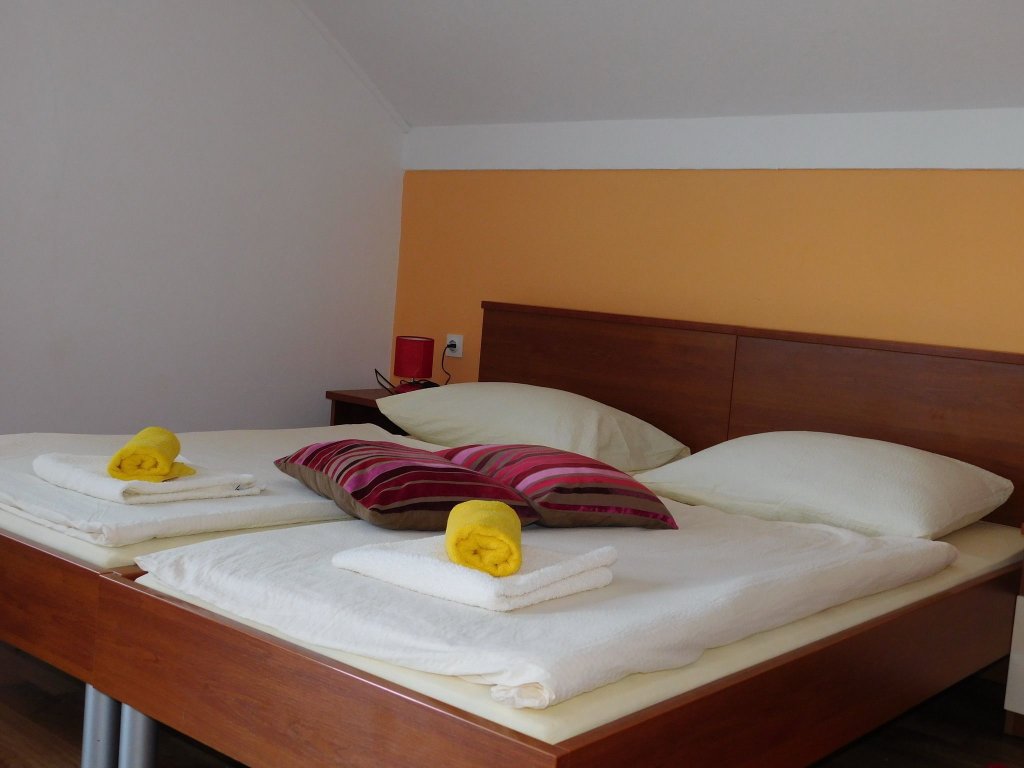Standard Triple room with balcony and with garden view Guesthouse Sara