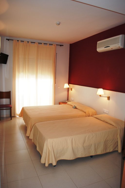 Standard Triple room Hotel Sant Jordi