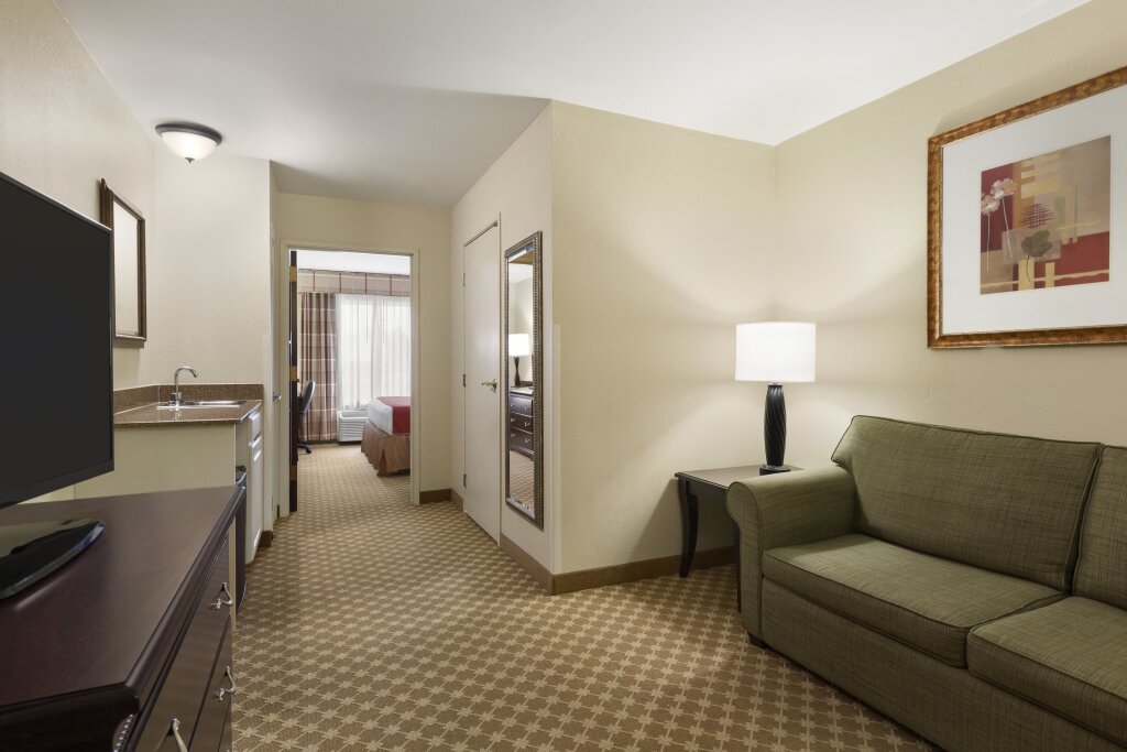 Двухместный люкс c 1 комнатой Country Inn & Suites by Radisson, Asheville at Asheville Outlet Mall, NC
