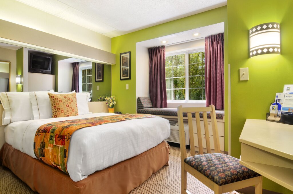 Standard room Hometown Inn & Suites Jacksonville Butler Blvd./Southpoint