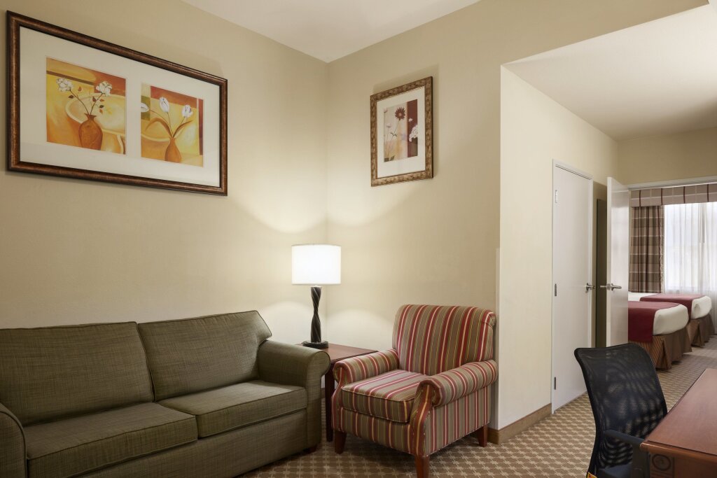 Четырёхместный люкс c 1 комнатой Country Inn & Suites by Radisson, Crestview, FL