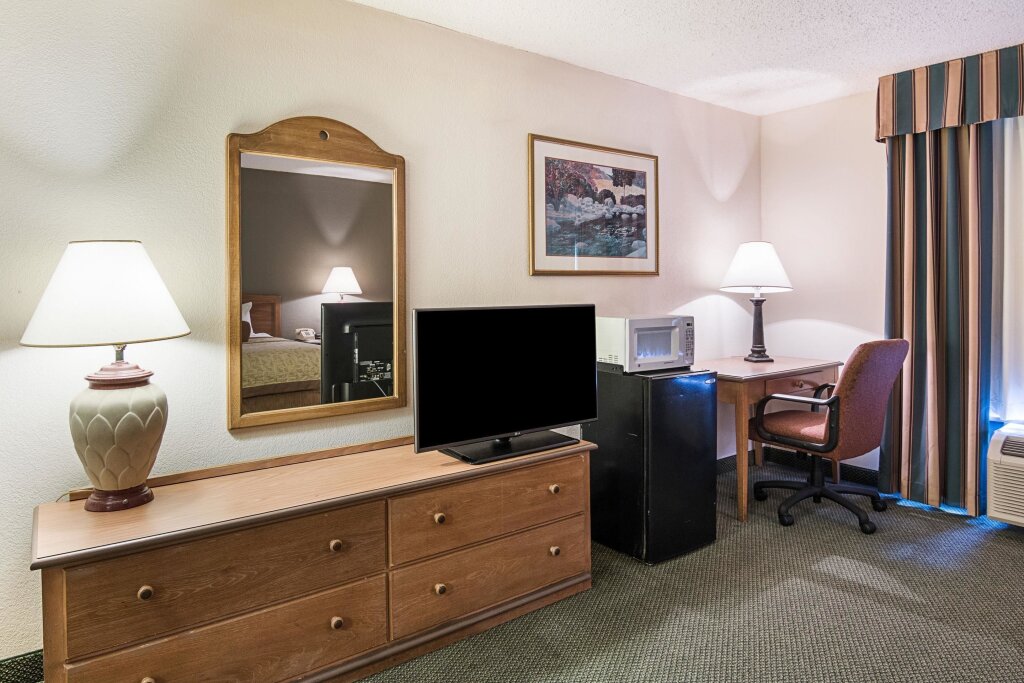 Suite Rodeway Inn & Suites and Conference Center