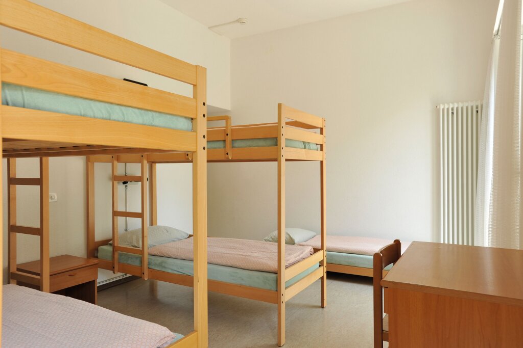 Кровать в общем номере Locarno Youth Hostel
