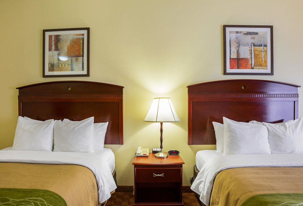 Четырёхместный номер Standard Comfort Inn & Suites Port Arthur-Port Neches