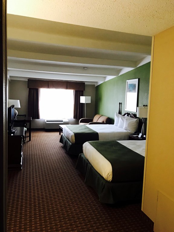 Standard Vierer Zimmer SureStay Plus Hotel by Best Western Raleigh North Downtown