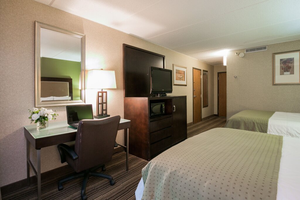 Premium Quadruple room Mankato City Center Hotel