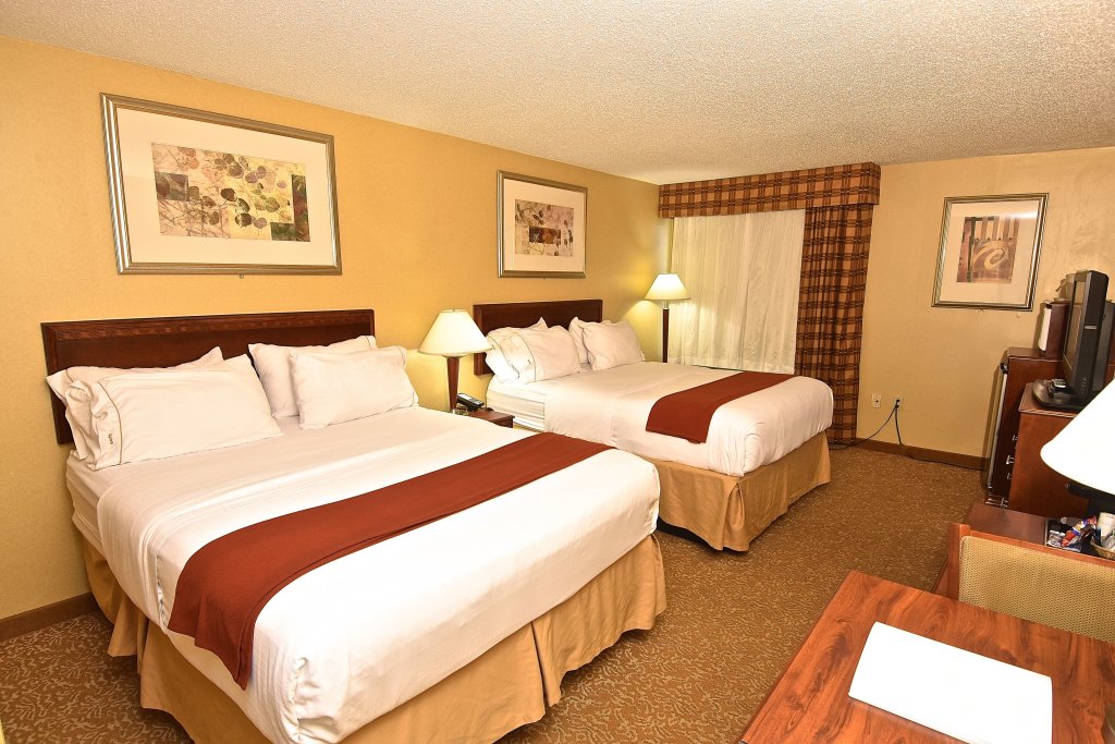 Четырёхместный номер Standard Holiday Inn Express Hotel & Suites Fenton/I-44, an IHG Hotel