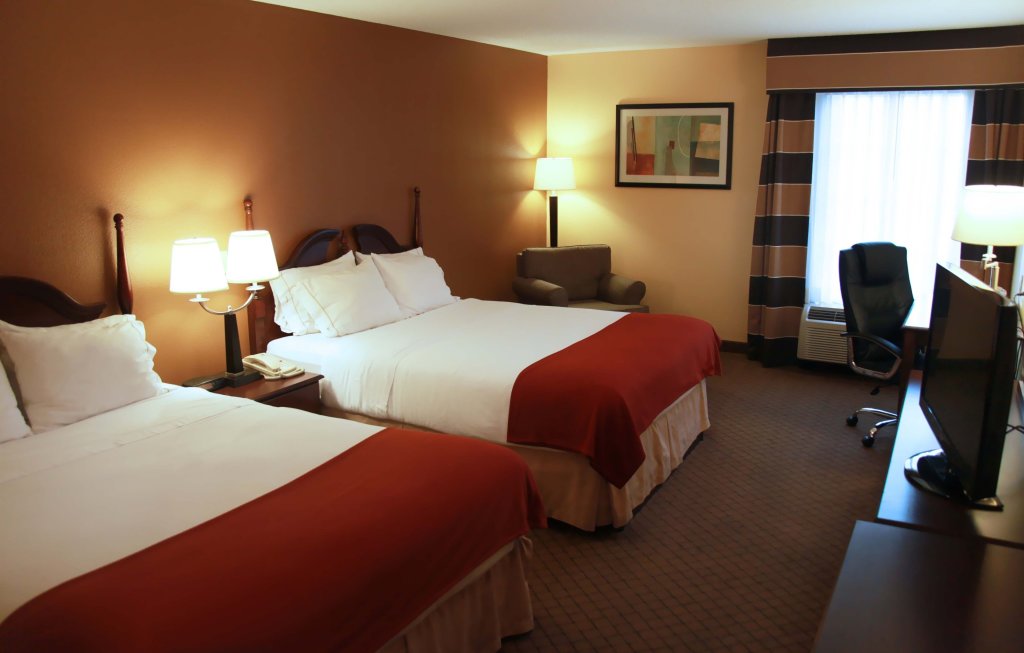 Четырёхместный номер Standard Holiday Inn Express Hotel & Suites Milton East I-10, an IHG Hotel