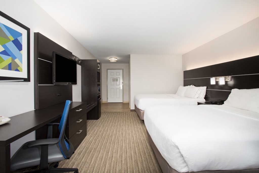Standard Quadruple room Holiday Inn Express Hotel & Suites Fort Collins, an IHG Hotel