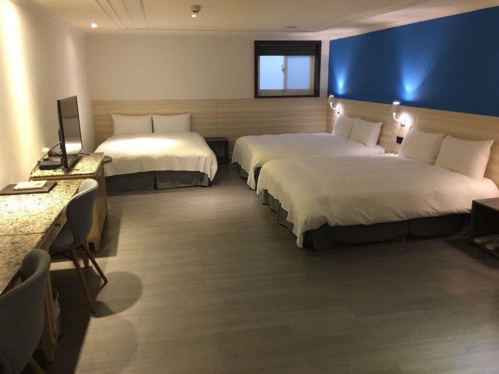 Кровать в общем номере Hub Hotel