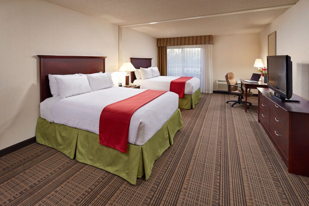 Четырёхместный номер Standard Holiday Inn & Suites Santa Maria, an IHG Hotel