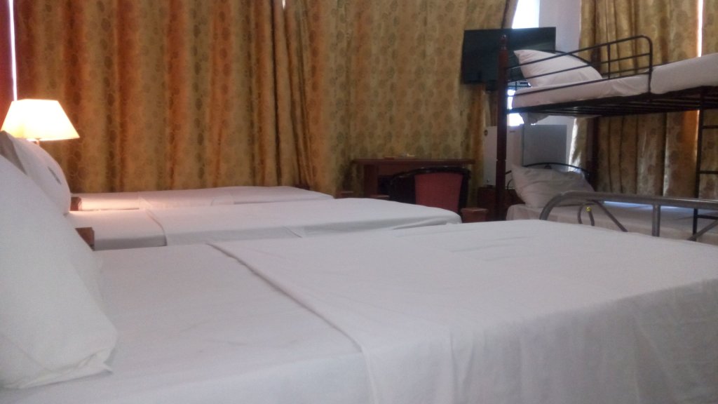 Кровать в общем номере Rainbow Hotel