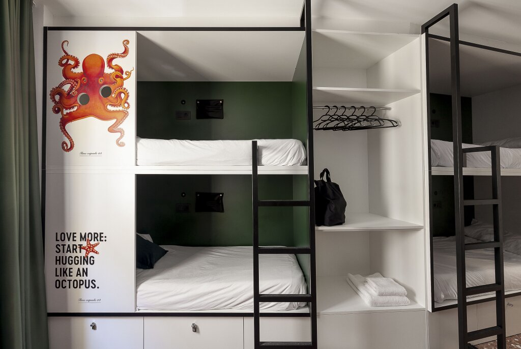 Кровать в общем номере 2060 The Newton Hostel