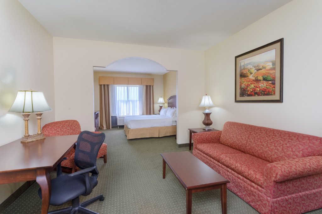 Двухместный полулюкс Holiday Inn Express & Suites Lexington North West-The Vineyard, an IHG Hotel
