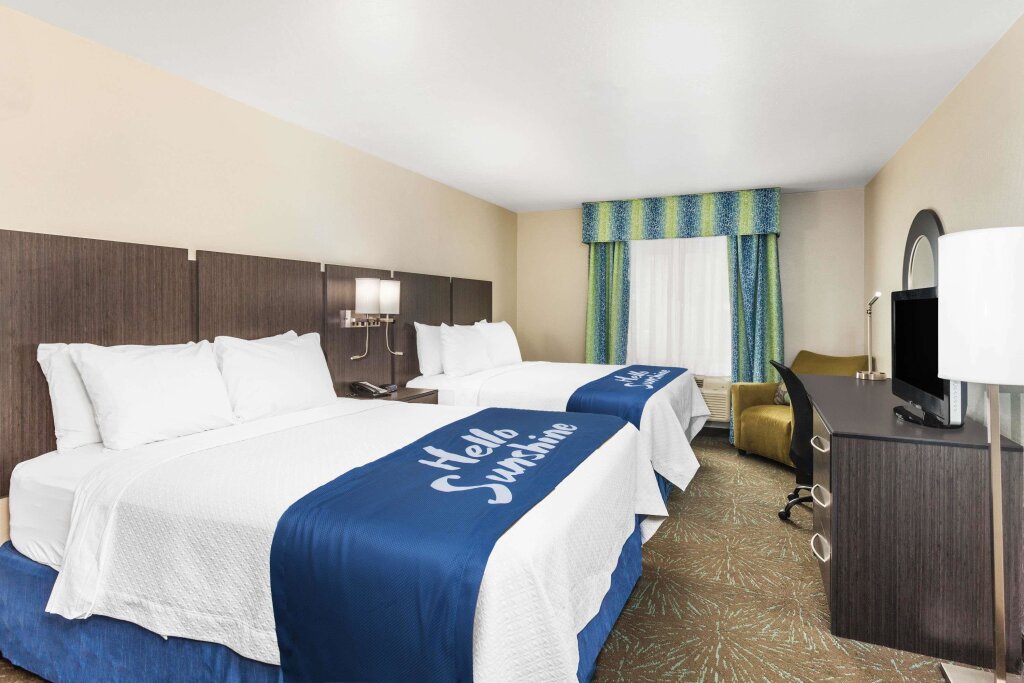 Четырёхместный номер Standard Days Inn & Suites by Wyndham East Flagstaff
