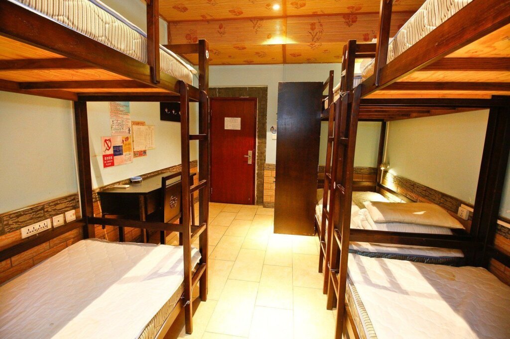 Кровать в общем номере c 1 комнатой Warriors Youth Hostel