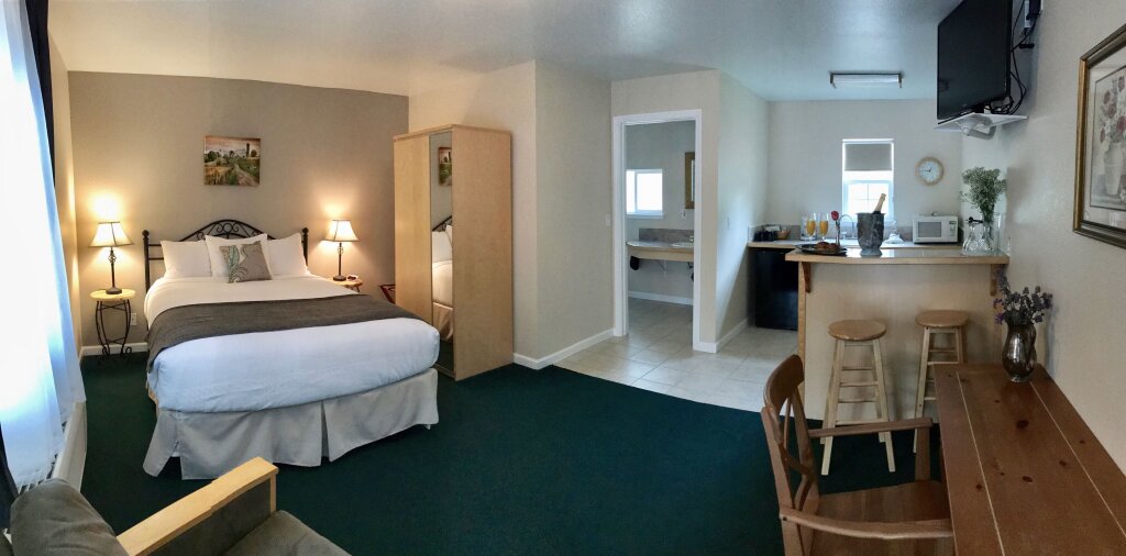 Люкс Deluxe с 2 комнатами Sierra Mountain Inn