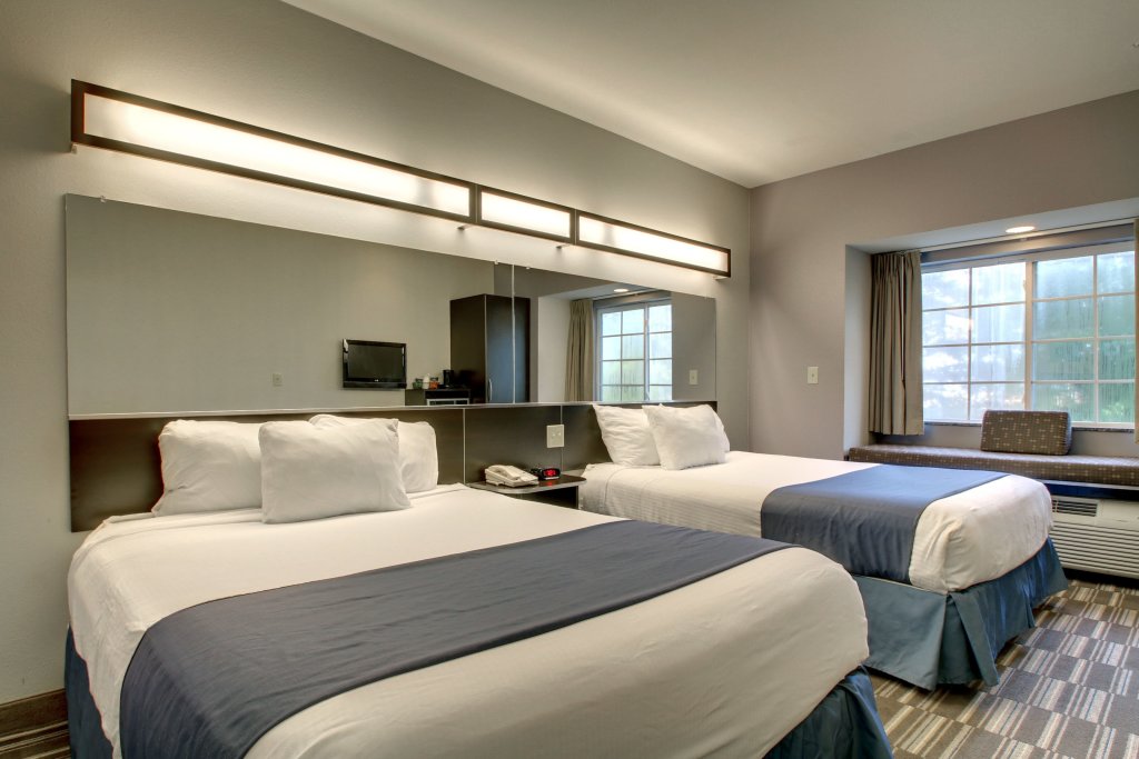 Четырёхместный номер Standard Microtel Inn & Suites by Wyndham Tuscaloosa