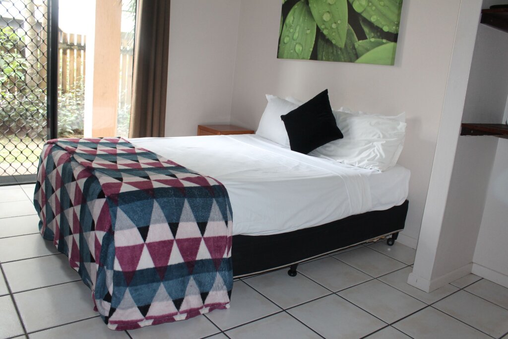 Кровать в общем номере Bohemia Resort Cairns