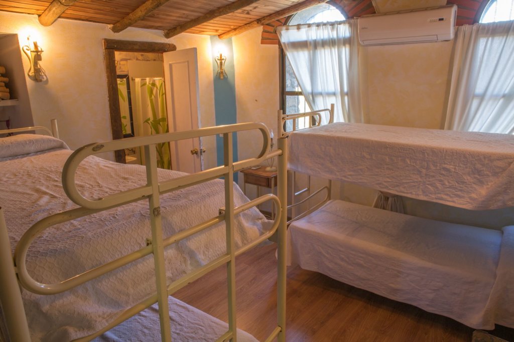Кровать в общем номере Albergue La Jarilla