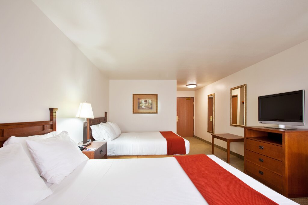 Номер Standard Holiday Inn Express & Suites Mattoon, an IHG Hotel
