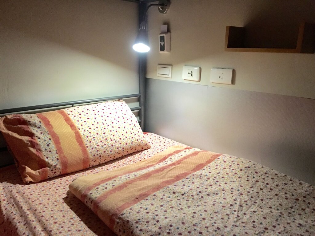 Кровать в общем номере Formosa 101