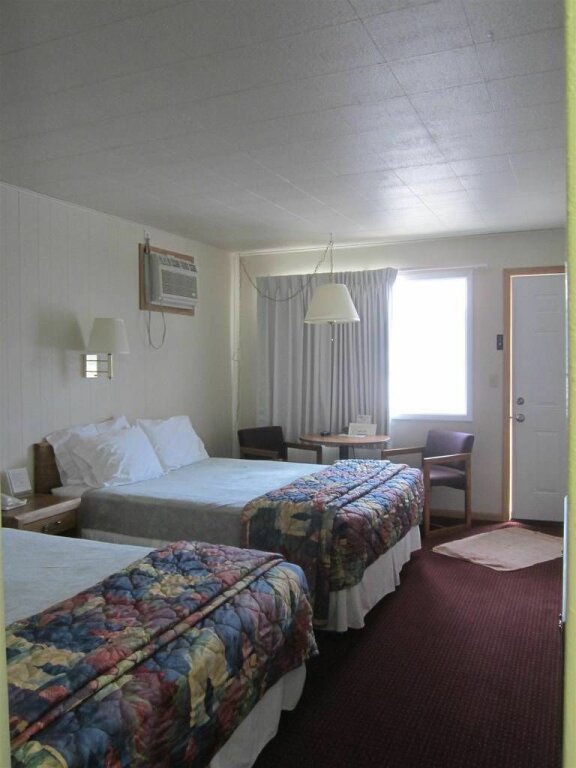 Standard Quadruple room Big Horn Motel