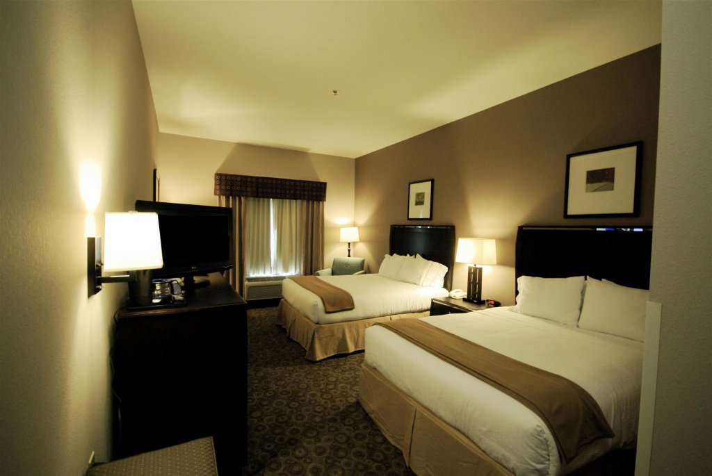 Четырёхместный номер Standard Holiday Inn Express Hotel & Suites Van Wert, an IHG Hotel