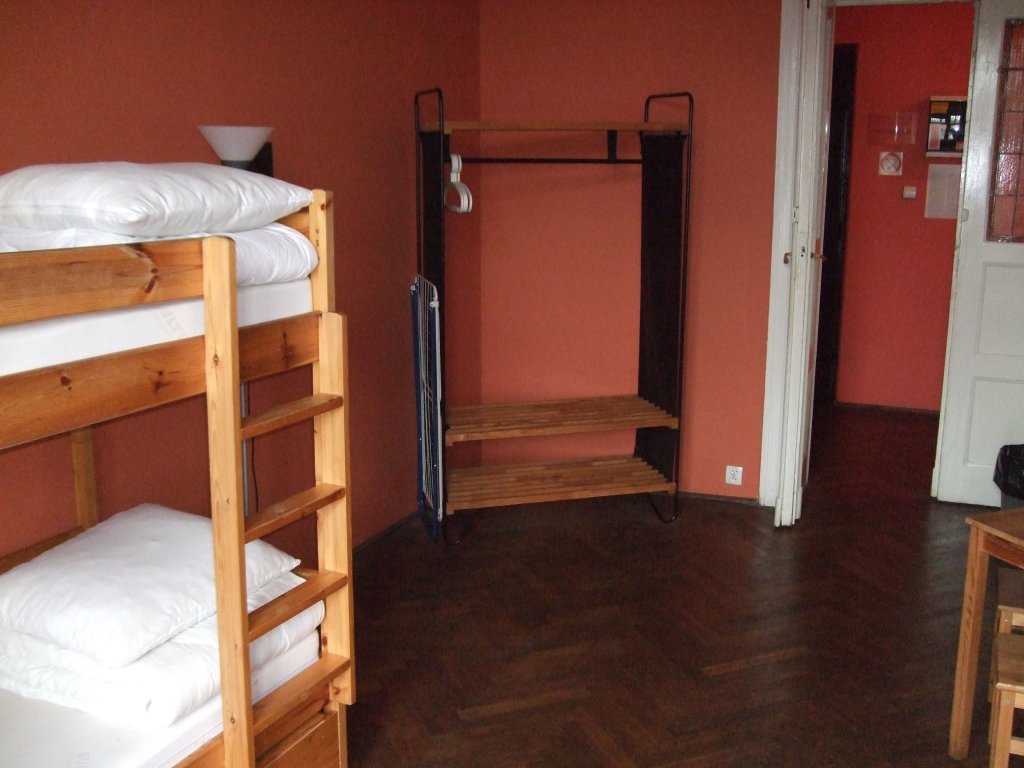 Кровать в общем номере Old Walls Hostel