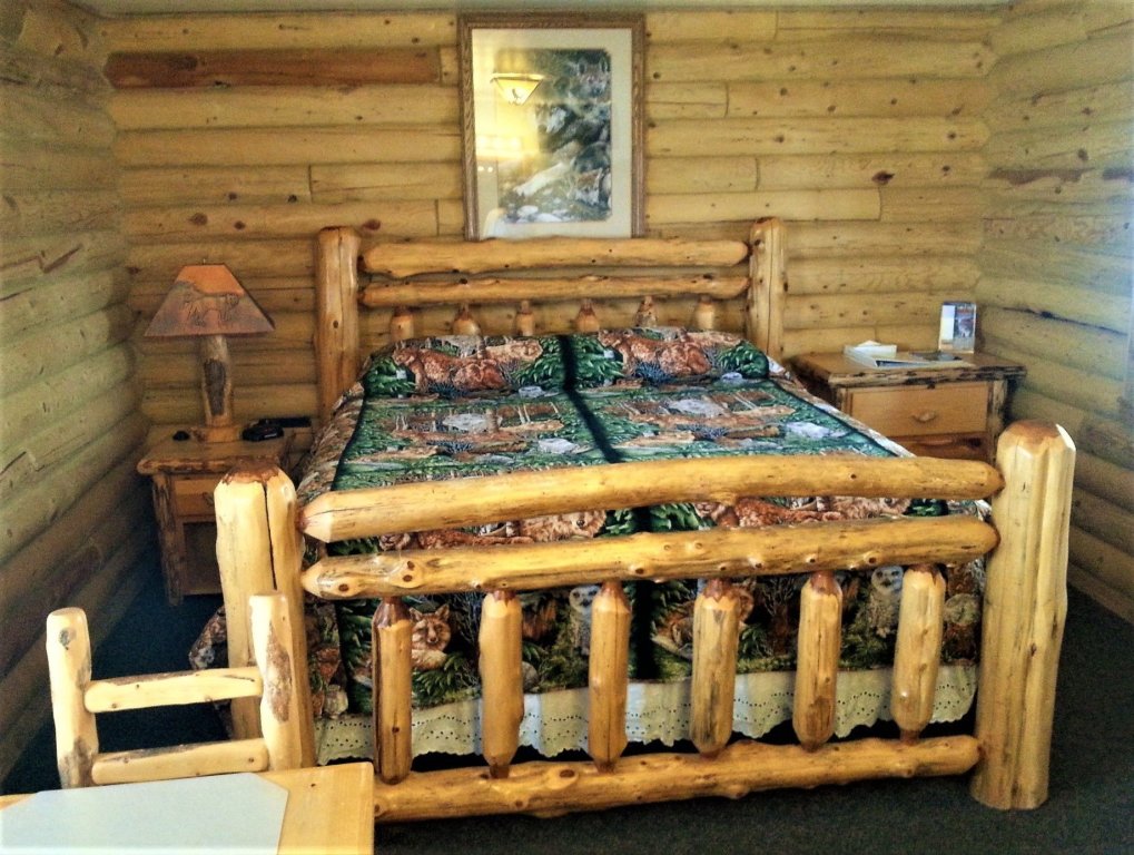 Standard Double room Wolf Den Log Cabin Motel and RV Park
