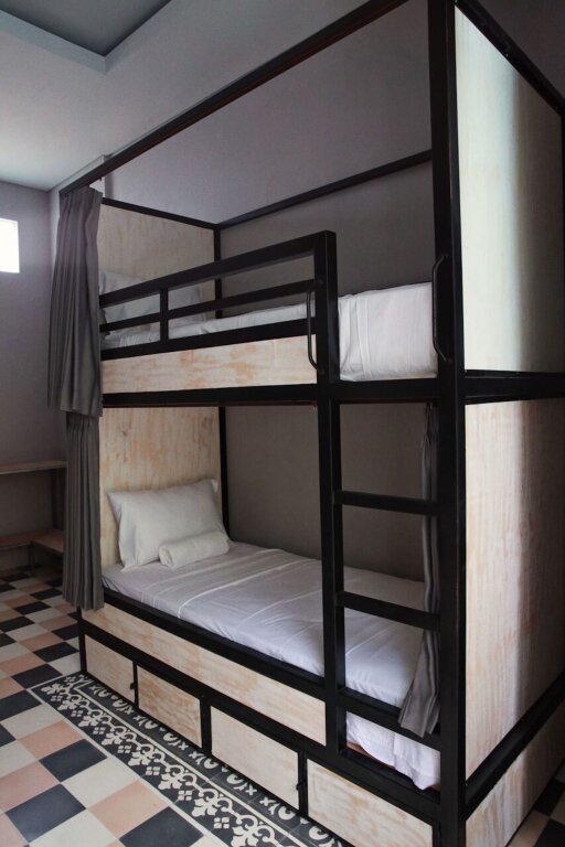 Кровать в общем номере c 1 комнатой Mojosurf Camp Canggu
