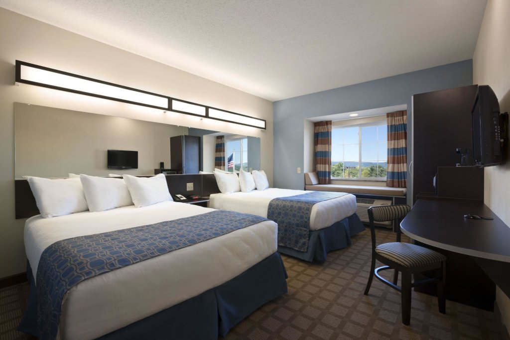 Standard Quadruple room Microtel Inn & Suites by Wyndham Wilkes Barre