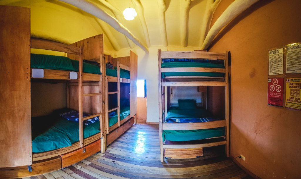 Кровать в общем номере Loki Cusco