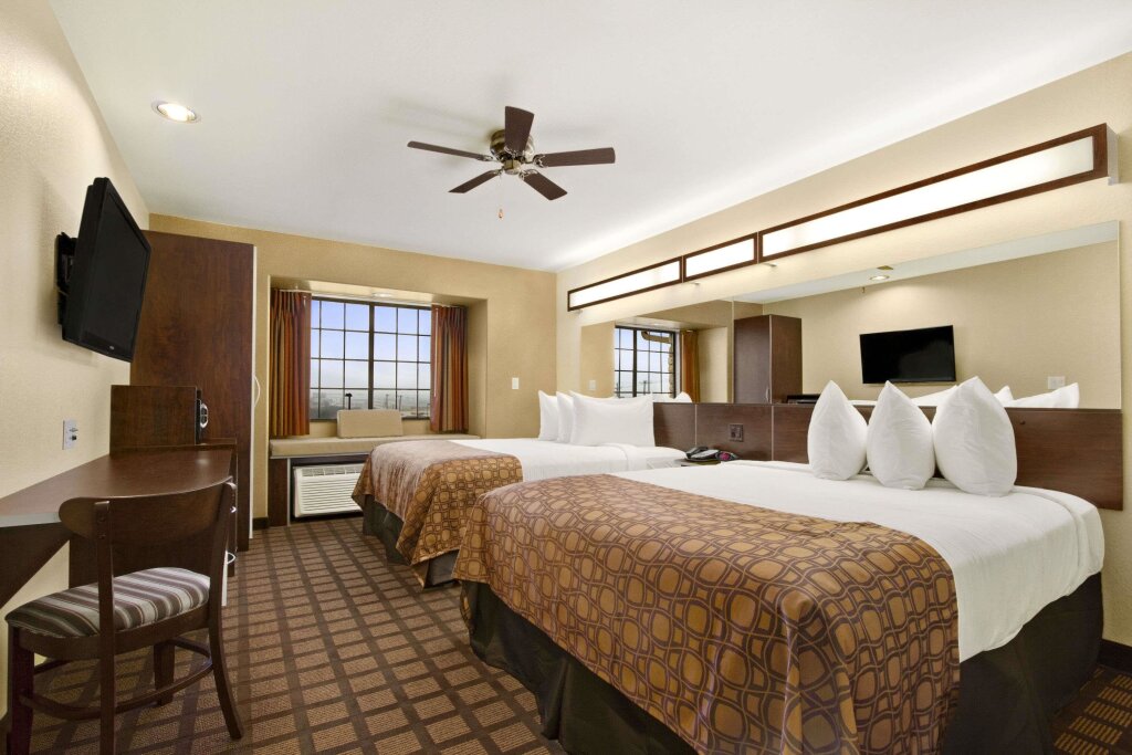 Четырёхместный номер Standard Microtel Inn & Suites by Wyndham Round Rock