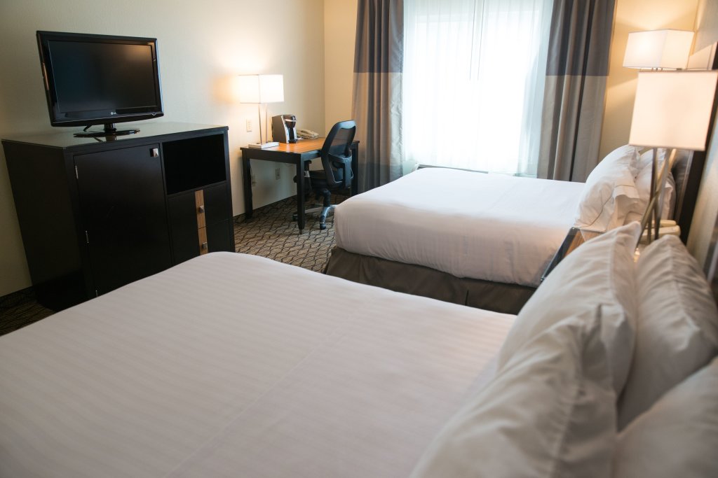 Четырёхместный номер Standard Holiday Inn Express Hotel & Suites Chanhassen, an IHG Hotel