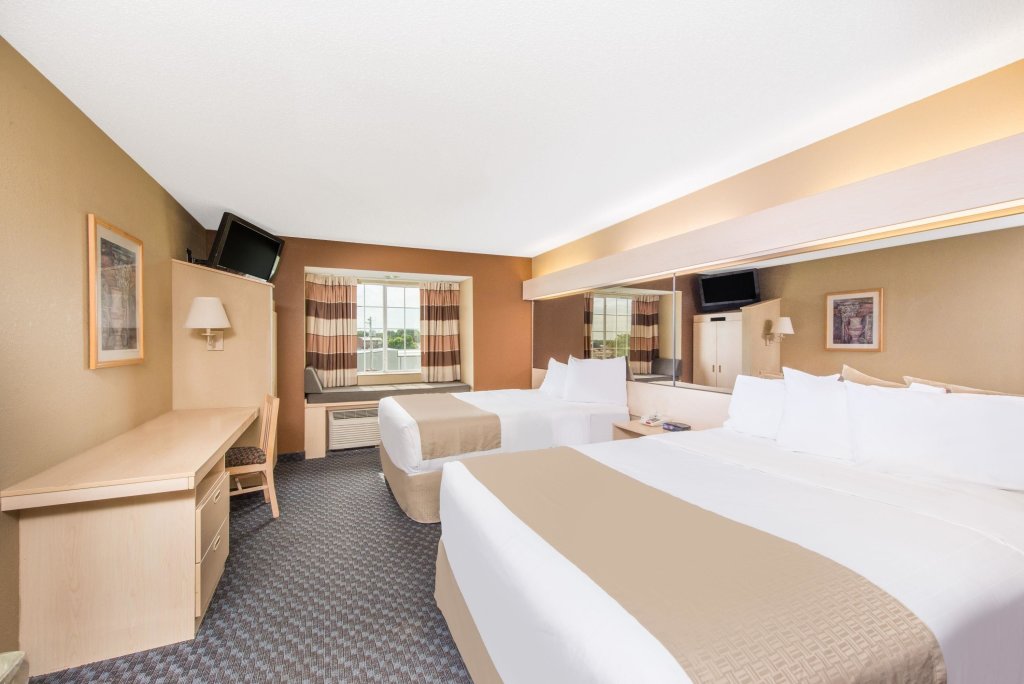 Standard Quadruple room Microtel Inn & Suites by Wyndham Independence