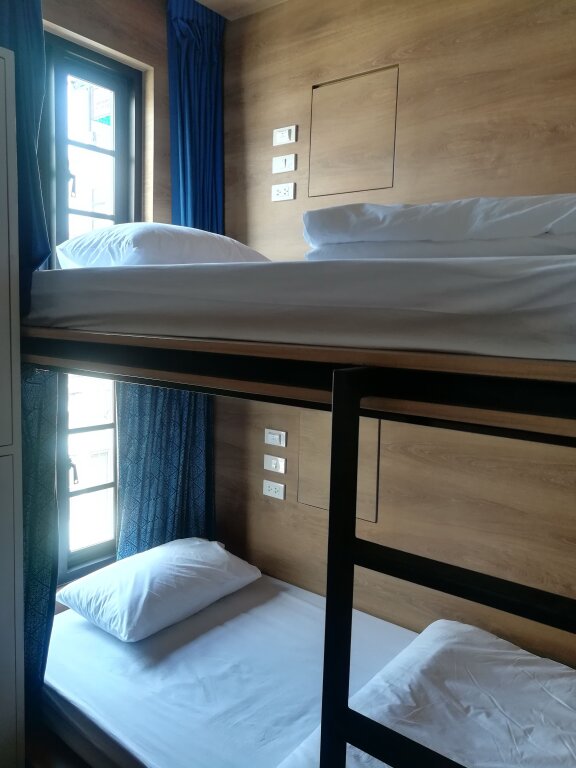 Кровать в общем номере Natee Hostel