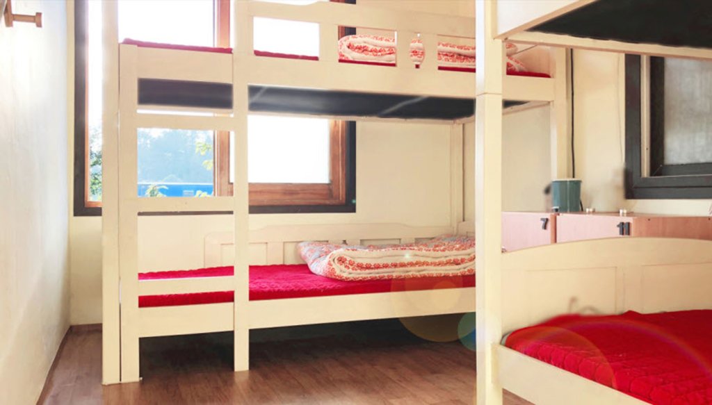 Кровать в общем номере (мужской номер) Jeju Soup Guesthouse - Hostel