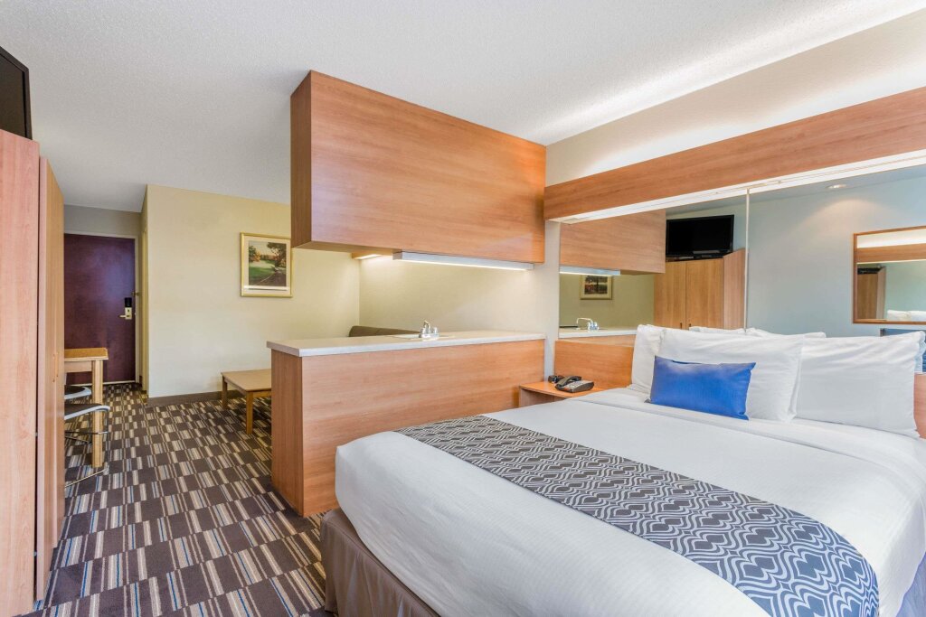 Двухместный люкс Microtel Inn & Suites by Wyndham Lillington/Campbell University