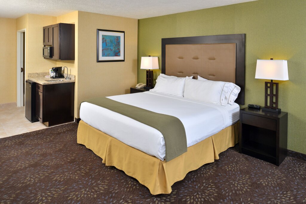 Двухместный номер Deluxe Holiday Inn Express Hotel & Suites Charlotte, an IHG Hotel